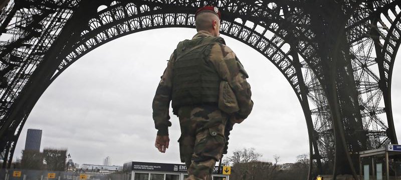 Französischer Soldat patrouilliert