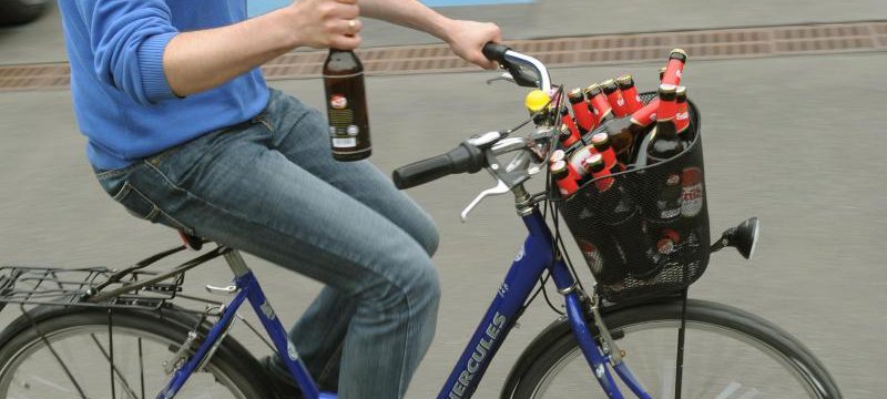 Radfahrer mit Bierflasche