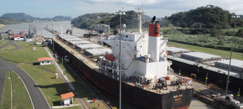 Frachtschiff im Panama-Kanal