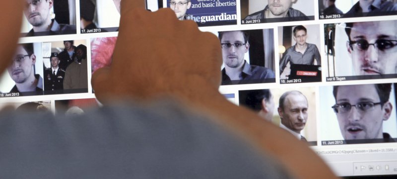 Mediennutzer betrachtet das Ergebnis der Google-Bildersuche zu Edward Snowden