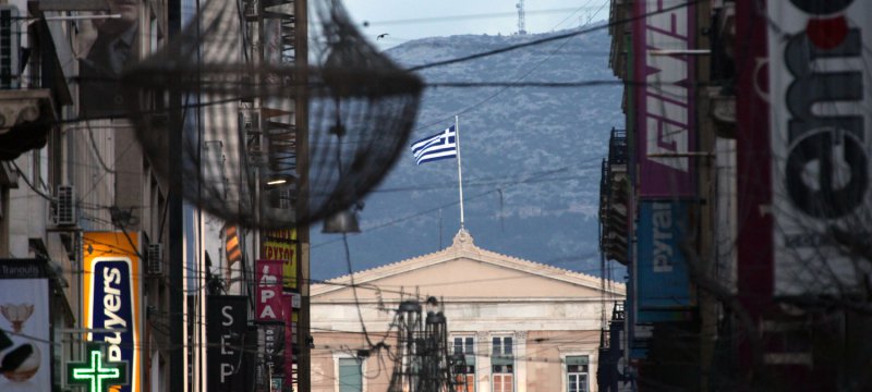 Einkaufsstraße in Athen mit Griechischem Parlament