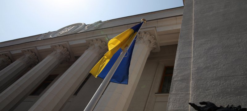 Ukrainische Flagge vor dem Parlament in Kiew