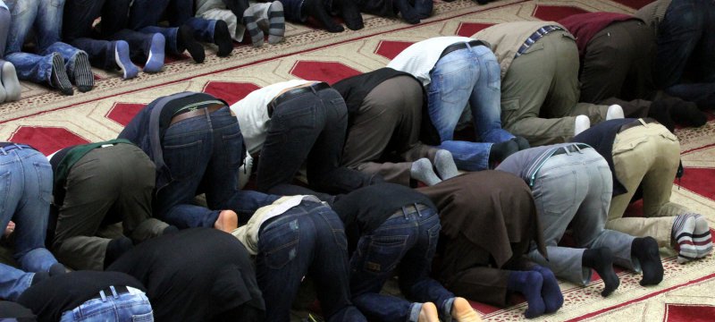 Gläubige Muslime beim Gebet in einer Moschee