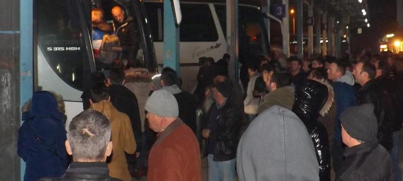 Männer verlassen den Kosovo