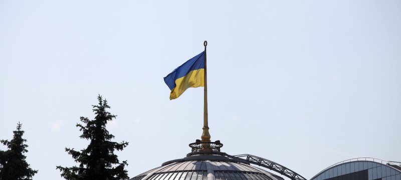 Ukrainische Flagge auf dem Parlament in Kiew