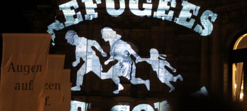 "Refugees welcome"-Logo auf der Semperoper