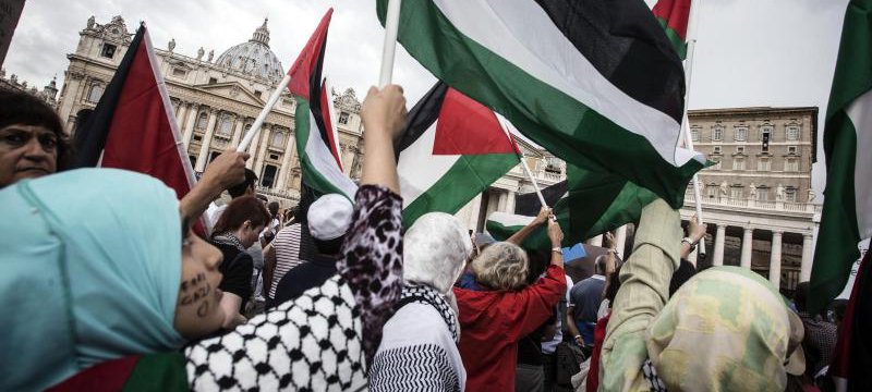 Palästinensische Fahnen auf dem Petersplatz
