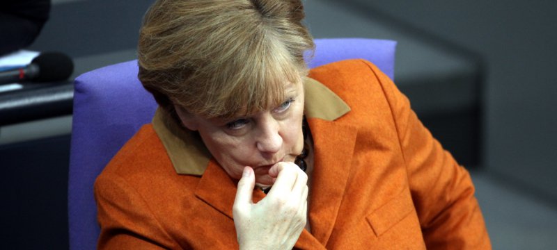Angela Merkel knabbert an Fingernägeln