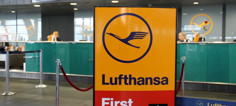 Lufthansa-Check-in-Schalter am Flughafen