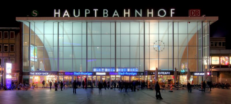 Hauptbahnhof Köln - Empfangshalle bei Nacht
