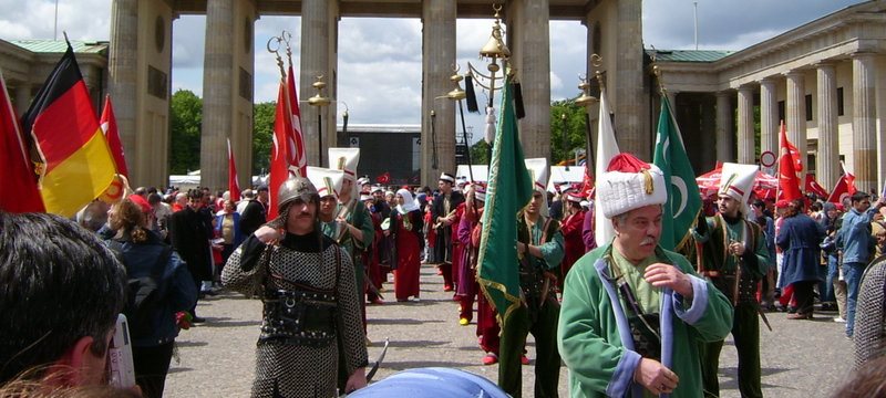 Janitscharen-Umzug durch das Brandenburger Tor am Türkischen Tag in Berlin