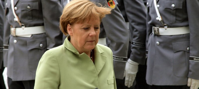 Angela Merkel vor Bundeswehr-Soldaten
