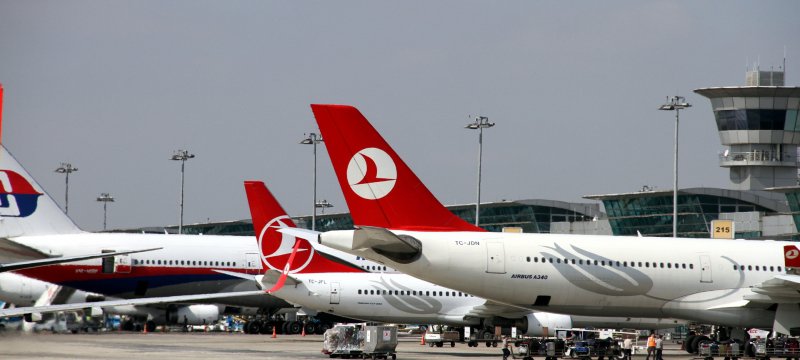 Flugzeuge am Flughafen Istanbul-Atatürk
