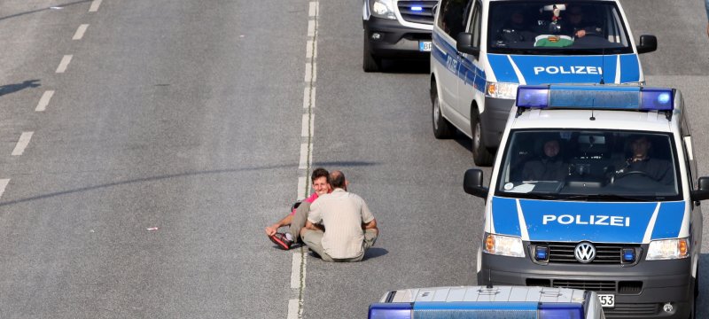 Polizeiautos umfahren Anti-G20-Protest in Hamburg
