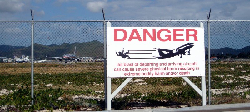 Warnschild am Airport von Sint Maarten