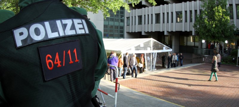 Polizist beim NSU-Prozess vor dem Strafjustizzentrum München