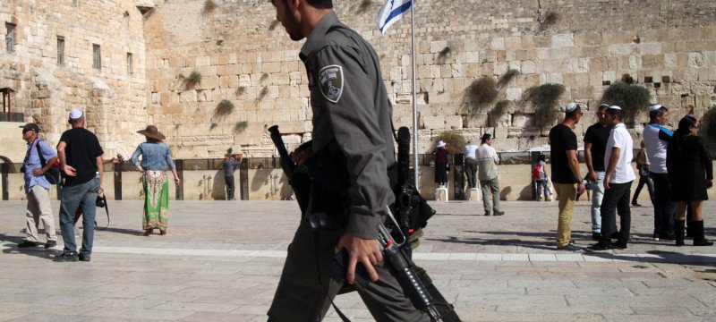 Israelischer Soldat vor der Klagemauer Tempelberg