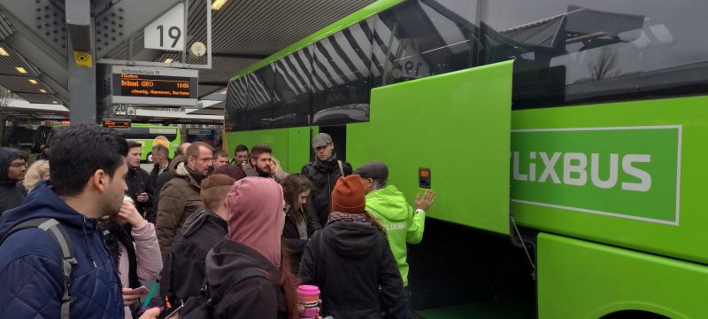 Passagiere an einem Fernbus von Flixbus
