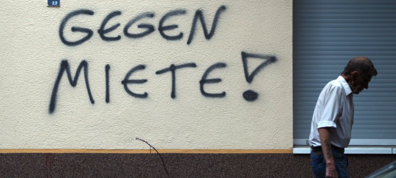 "Gegen Miete"-Graffiti an einer Hauswand in Berlin-Neukölln