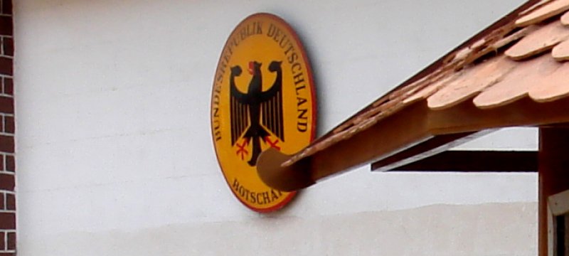 Schild einer deutschen Botschaft im Ausland