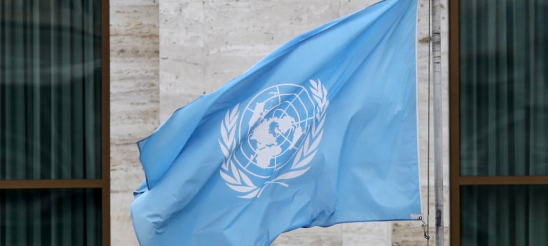 Fahne vor den Vereinten Nationen UN