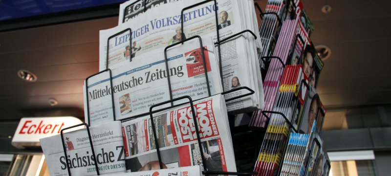 Zeitungen und Zeitschriften an einem Kiosk