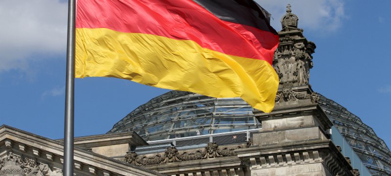 Deutschlandfahne über dem Reichstagsgebäude