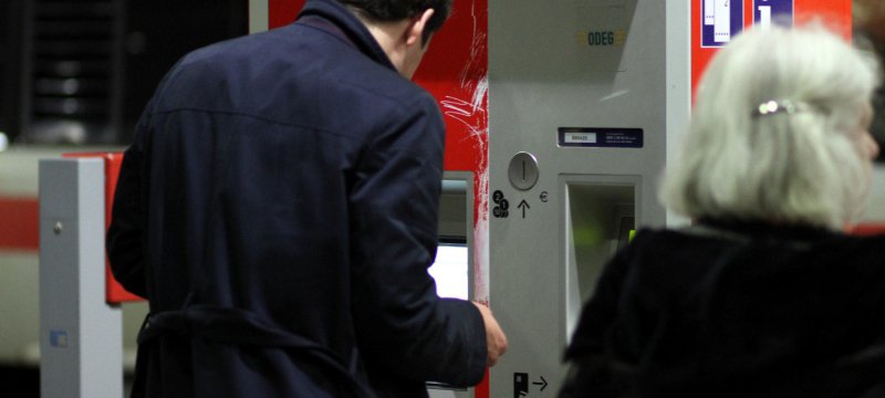 Reisender an einem Fahrkartenautomaten der Bahn