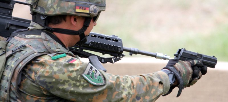 Bundeswehr-Soldat mit Pistole