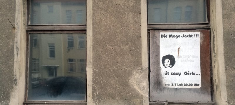 Plakate an leerstehendem Haus in Köthen Anhalt