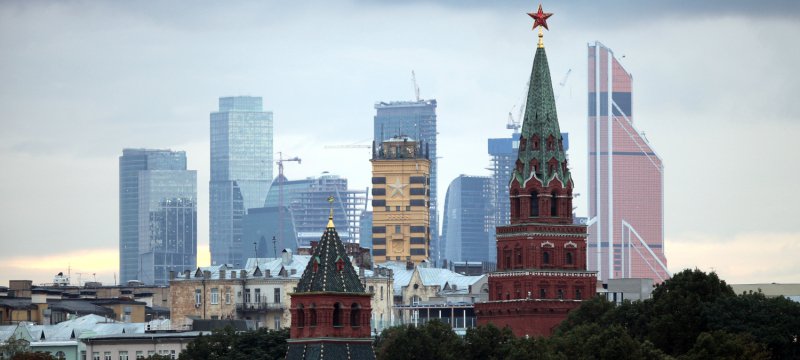 Turm des Kreml in Moskau mit dem Moskauer Bankenviertel im Hintergrund