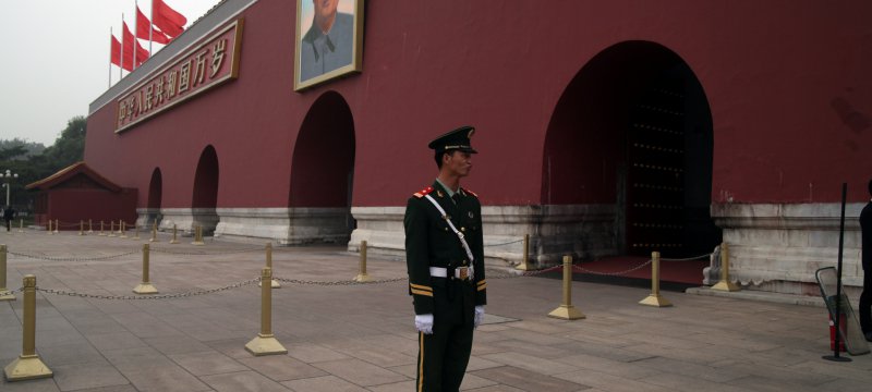 Sicherheitsbeamter vor Tor des Himmlischen Friedens
