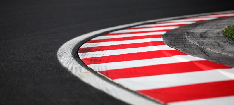 Fahrbahnmarkierung auf einer Formel-1-Rennstrecke
