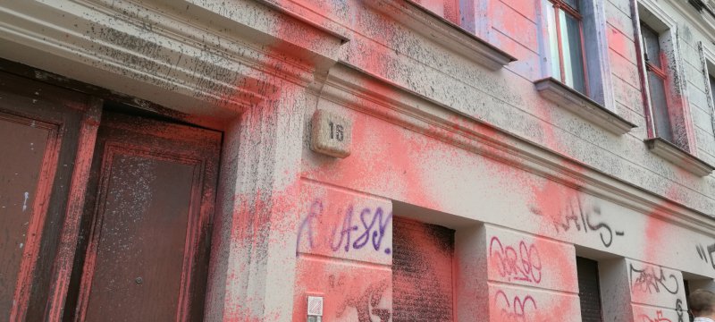 Farbschmiererei an Haus der "Identitären Bewegung" in Halle