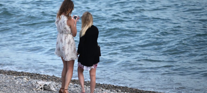 Zwei junge Frauen am Strand