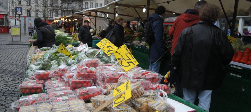 Obst und Gemüse auf einem Marktstand