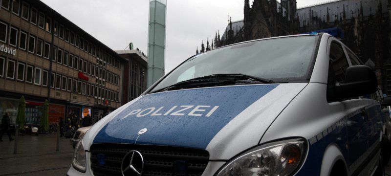 Polizeiauto vor Kölner Dom und Hauptbahnhof