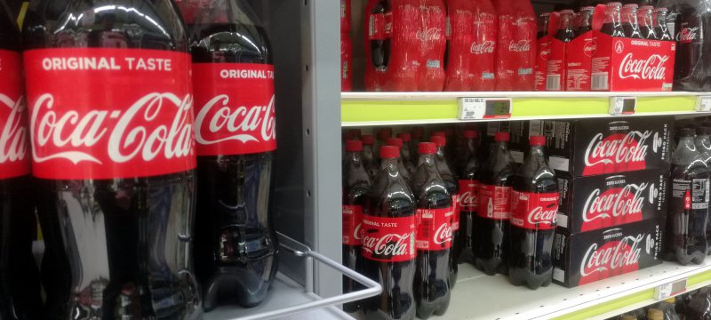 Coca-Cola in einem Supermarktregal
