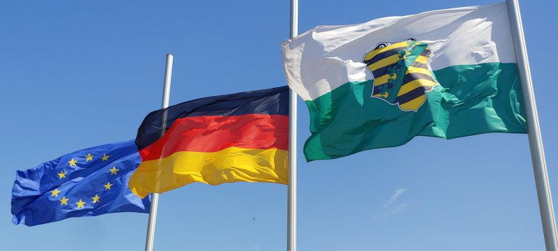 Flaggen vor dem sächsischen Landtag