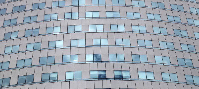 Glasfassade an einem Bürohaus
