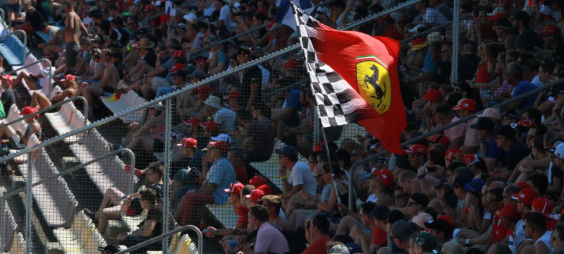 Formel-1-Fans mit Ferrari-Fahne