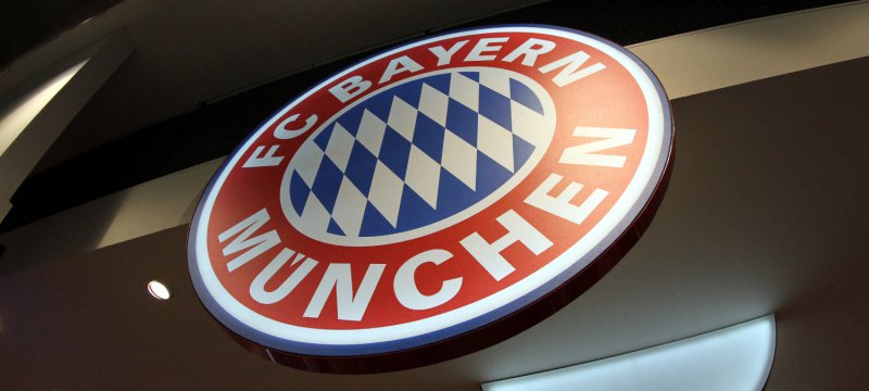 Logo des FC Bayern München in einem Fanshop