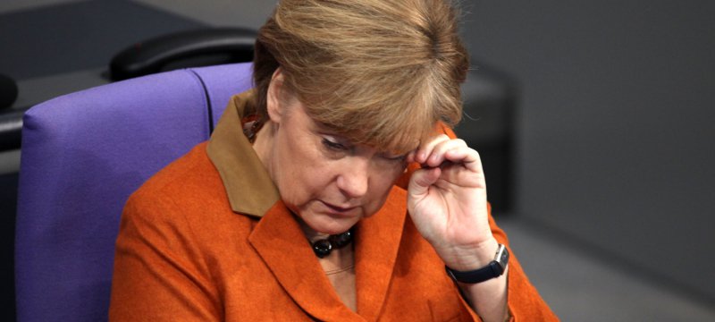 Angela Merkel reibt ihr Auge