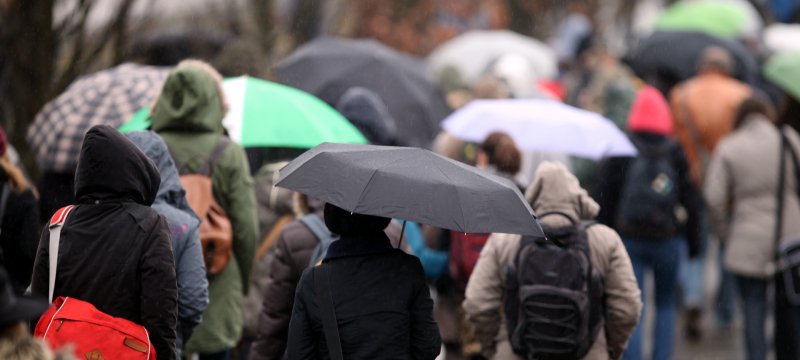 Menschen mit Regenschirm