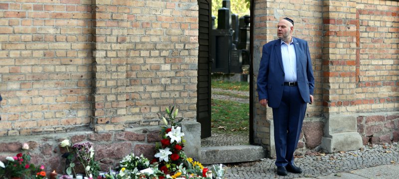 Max Privorozki vor Synagoge in Halle nach Anschlag