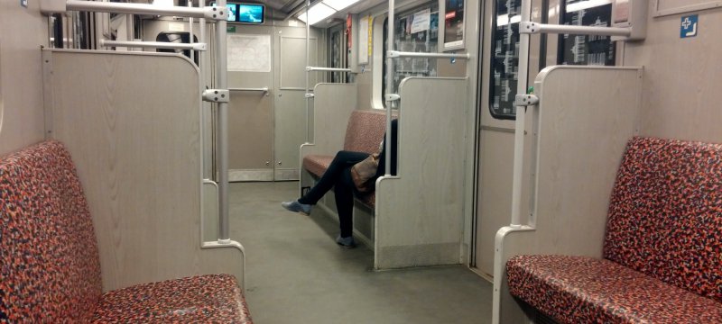 Frau sitzt alleine in U-Bahn