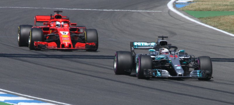 Formel-1-Rennauto von Ferrari und Mercedes