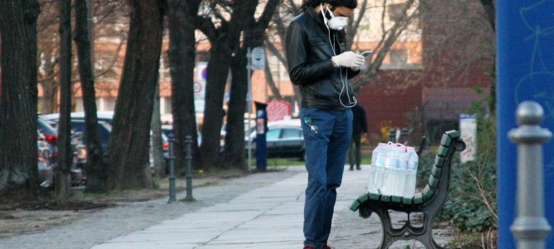 Mann mit Wasserflaschen und Mundschutz