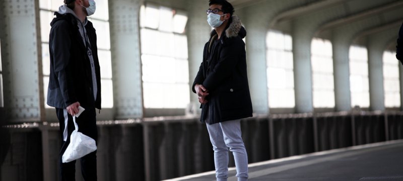Zwei junge Männer mit Atemschutzmaske