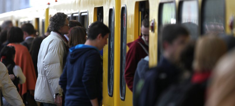 Fahrgäste am Bahnsteig einer Berliner U-Bahn
